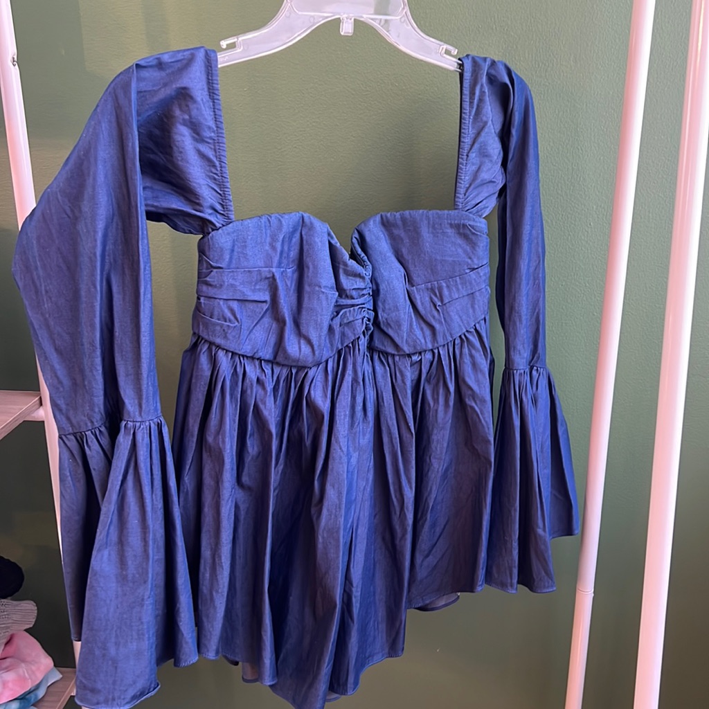 Caroline Constantly Sweetheart Chest Flared Sleeve Top. Betond Flattering+Unworn
